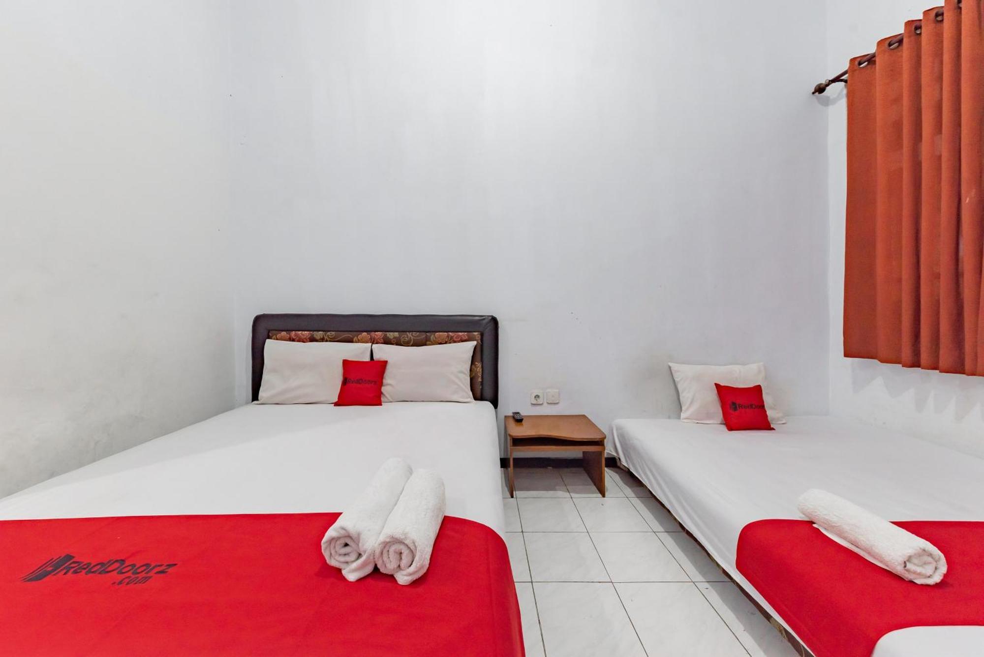 Reddoorz At Ciliwung Guest House Syariah Malang Exterior photo