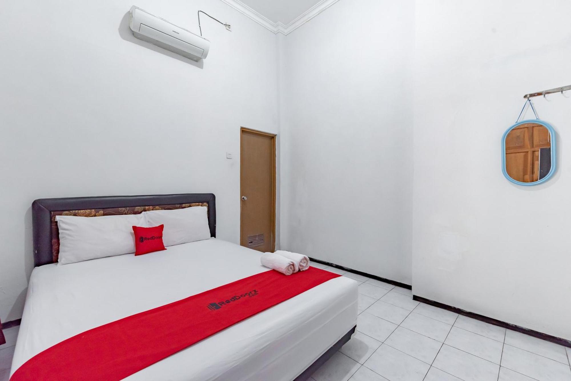 Reddoorz At Ciliwung Guest House Syariah Malang Exterior photo