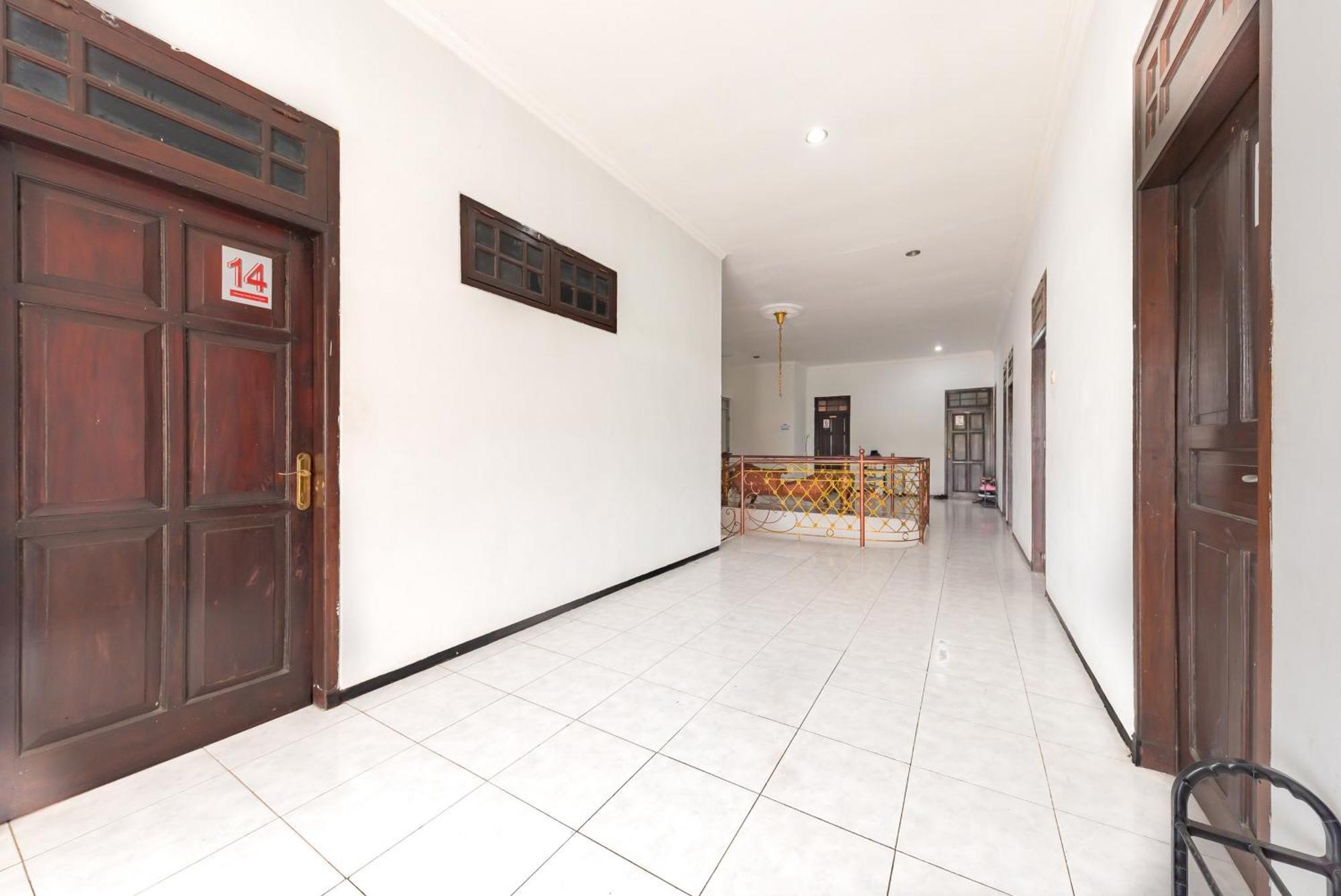 Reddoorz At Ciliwung Guest House Syariah Malang Exterior photo
